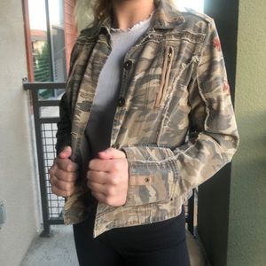 Super cute camo jacket with emblem on the back !